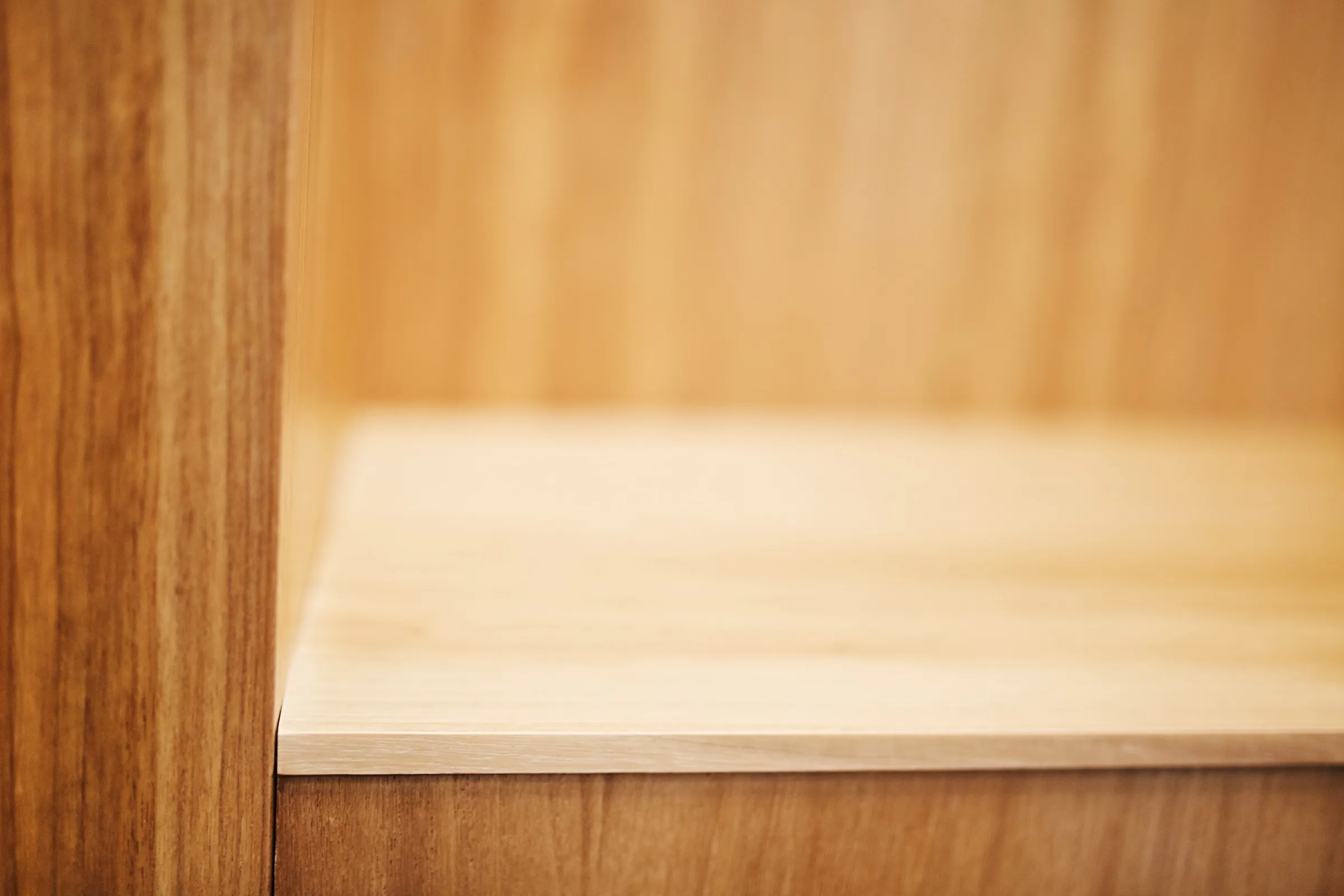 Detalle de ensamblaje de madera maciza a medida