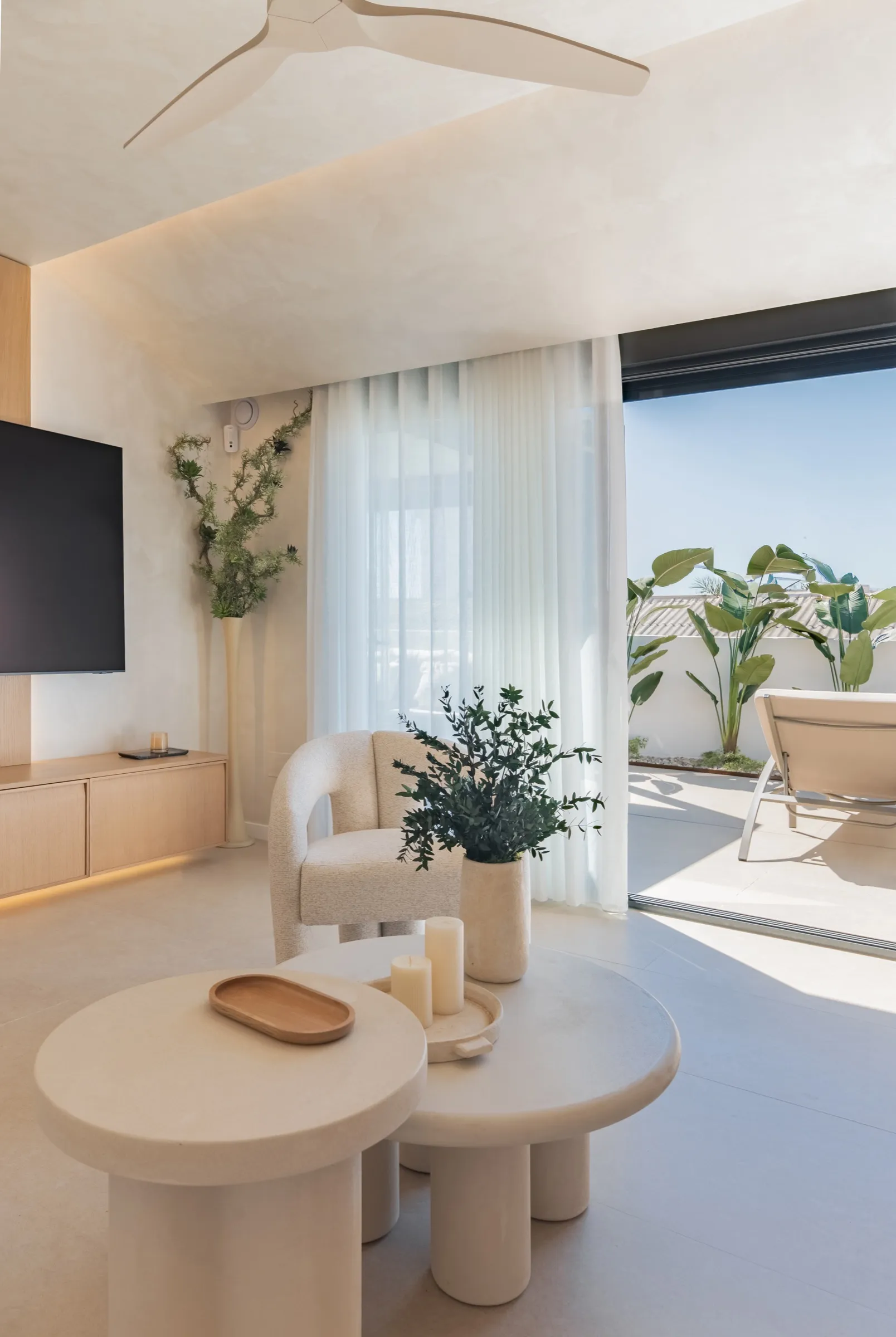 Salón del ático abierto a la terraza con muebles a medida