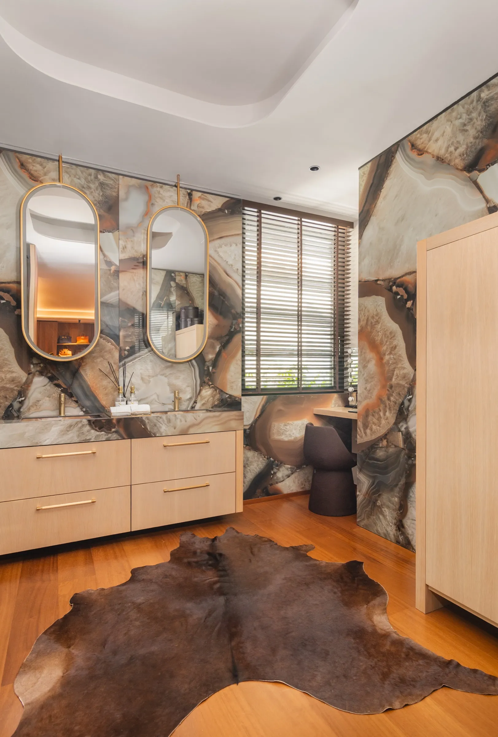 Mueble de baño de madera con encimera de piedra