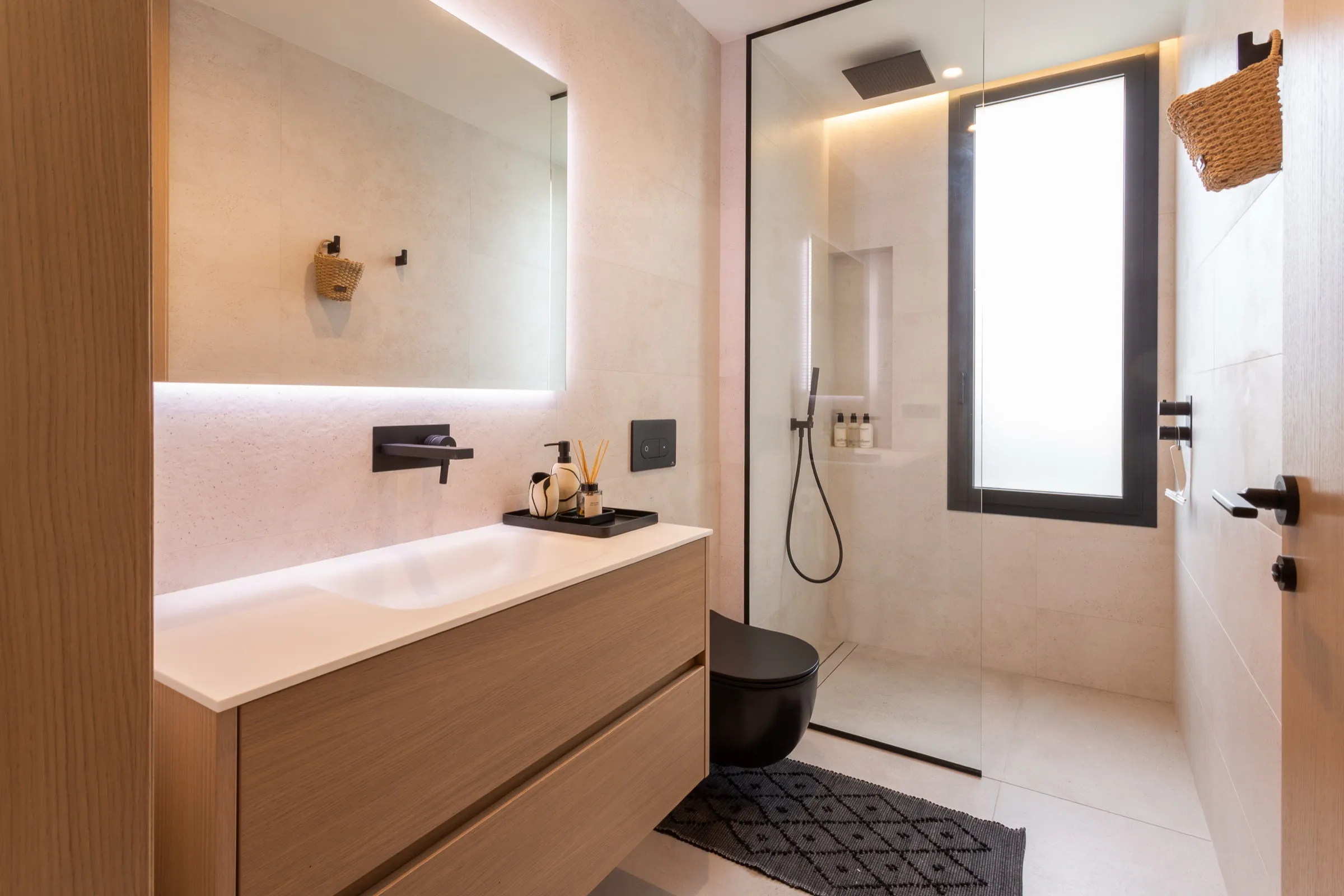 Mueble de baño suspendido de roble con ducha de vidrio
