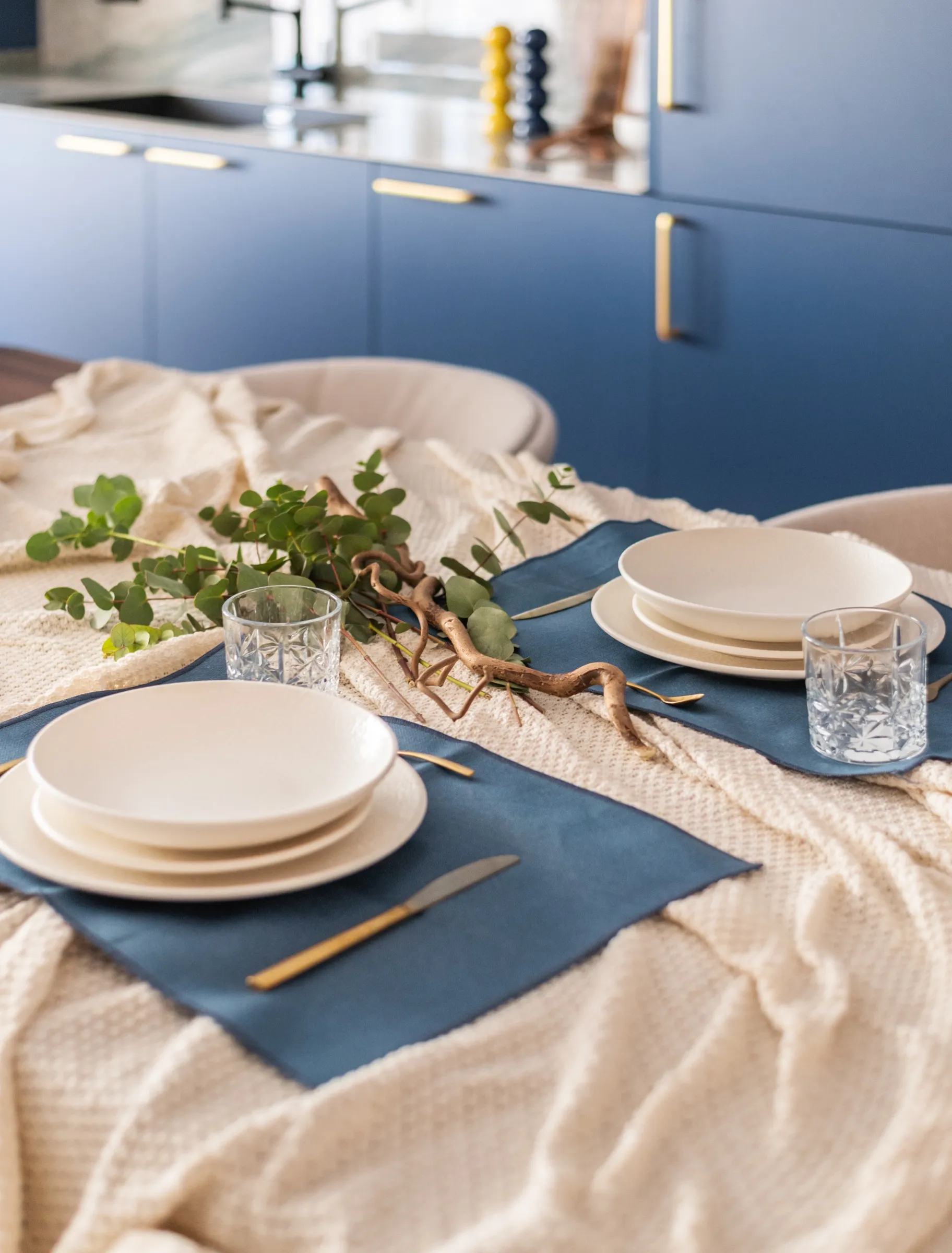 Cocina a medida con isla de nogal y frentes azul cósmico
