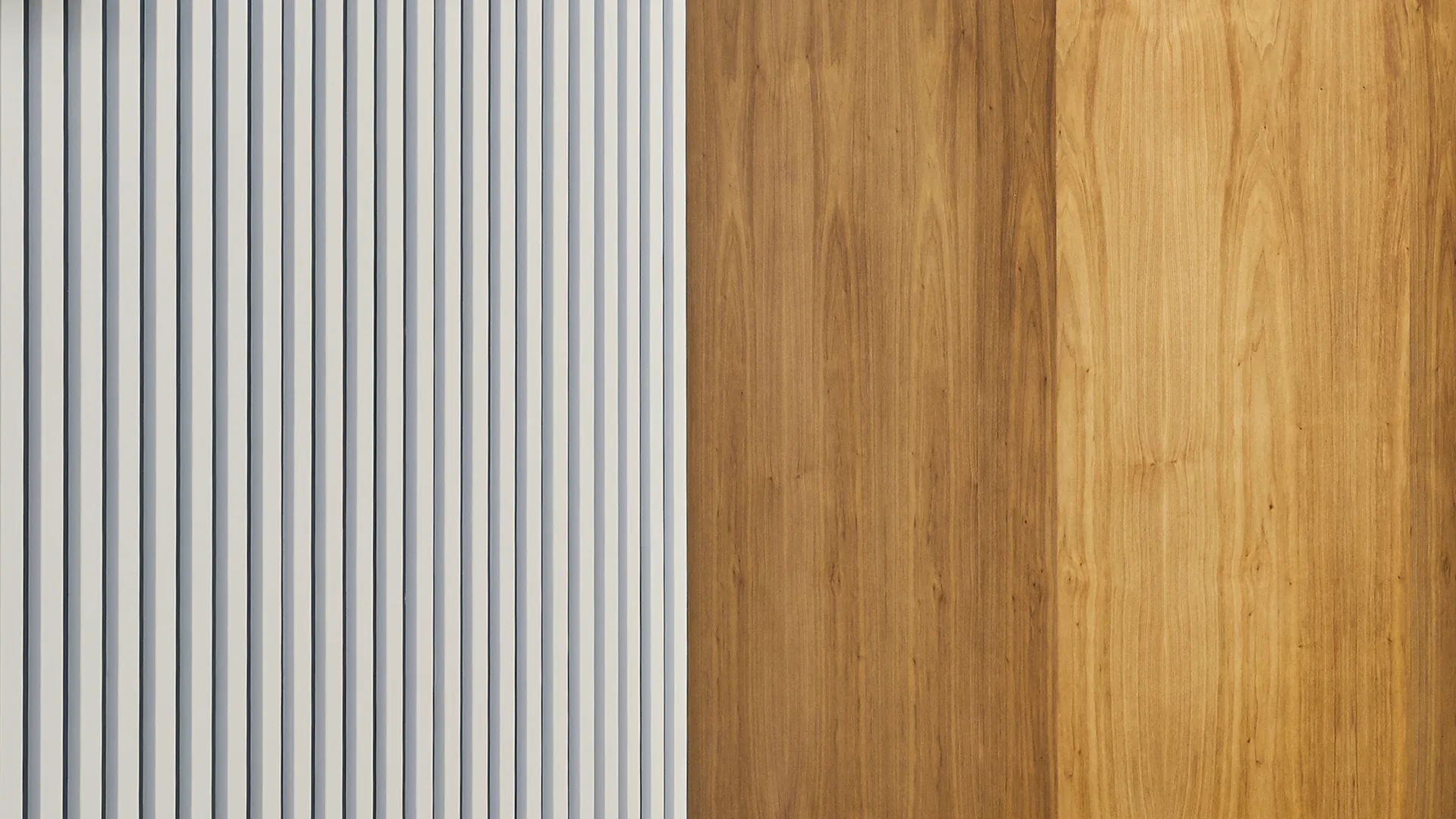 Espacio comercial con celosías curvas de madera fabricadas a medida