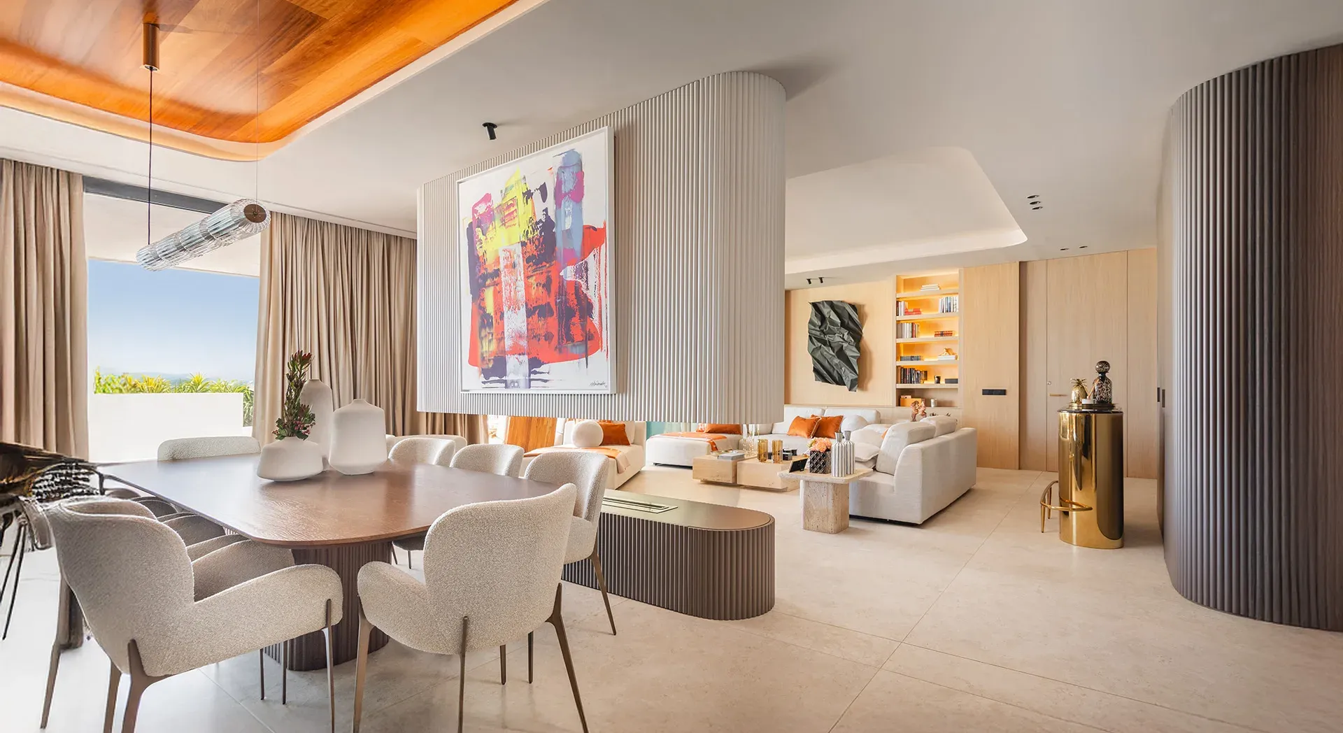 Salón con isla estriada y estanterías de roble en Villa Moet