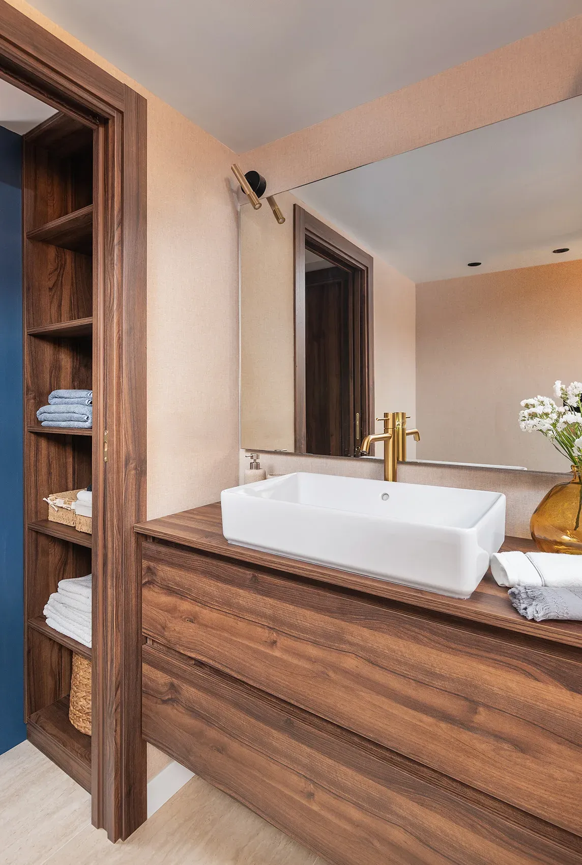 Baño del proyecto Agridulce con continuidad del acabado nogal y azul cósmico