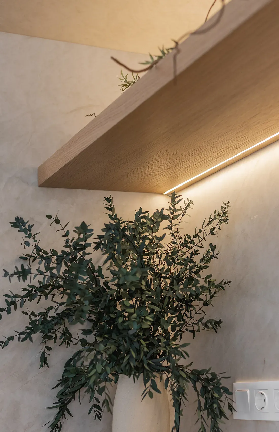 Iluminación integrada en los estantes de roble de la cocina