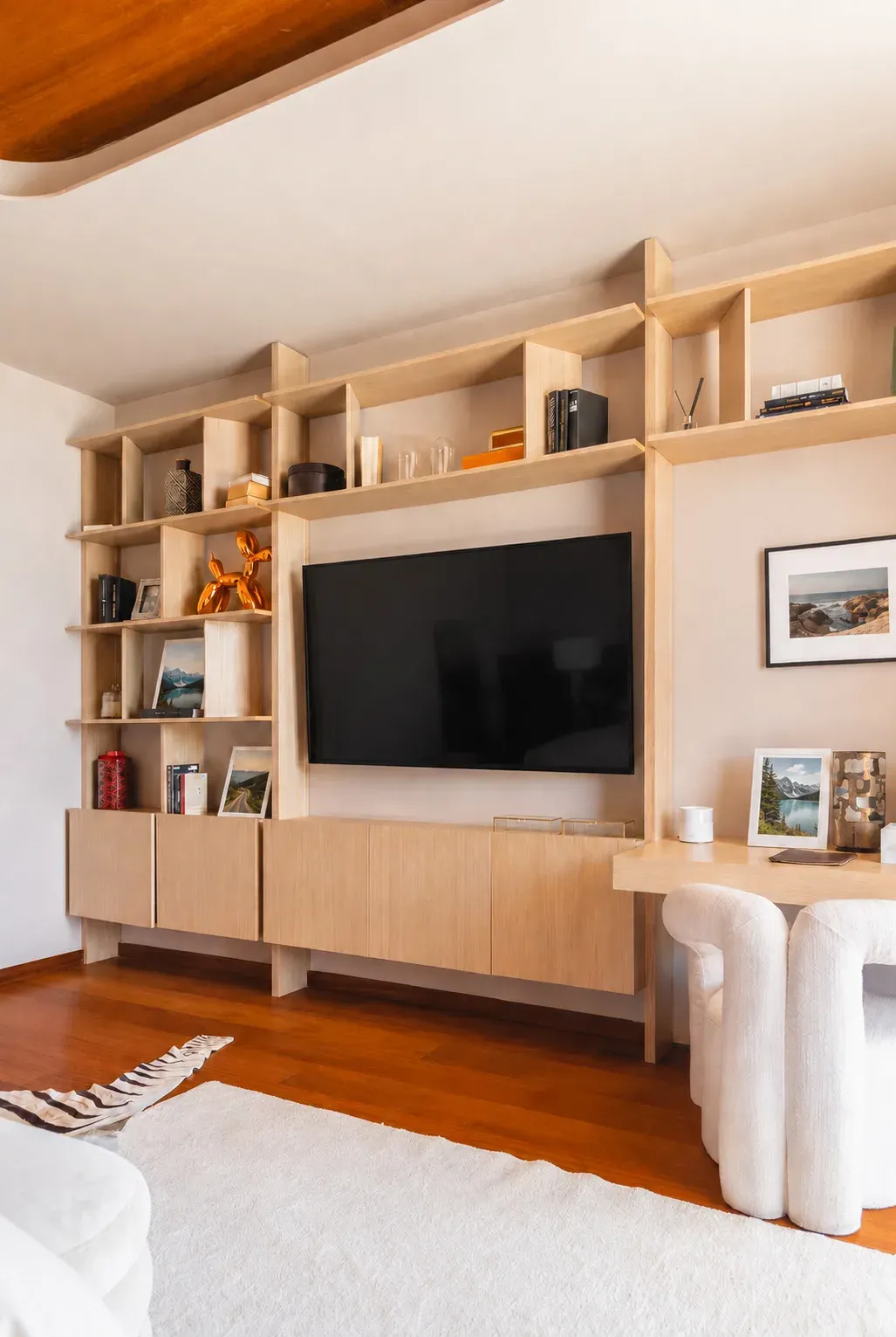 Estantería geométrica de madera para mueble de televisión.