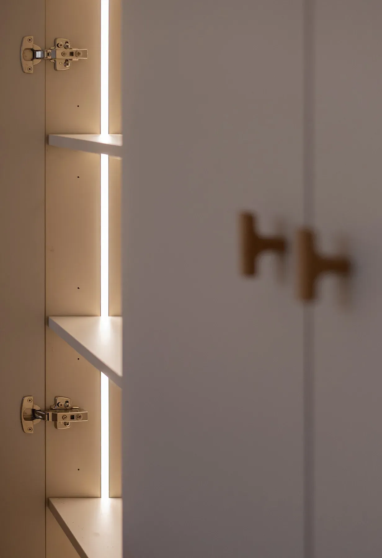 Detalle de iluminación integrada en mobiliario de madera