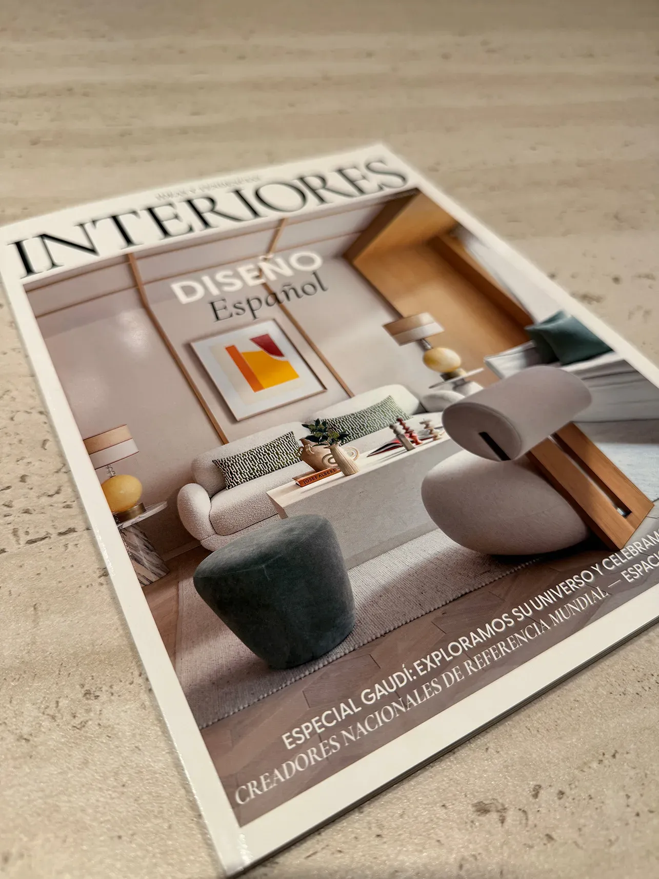 Portada de la Revista Interiores donde aparece una cocina de Verrochio
