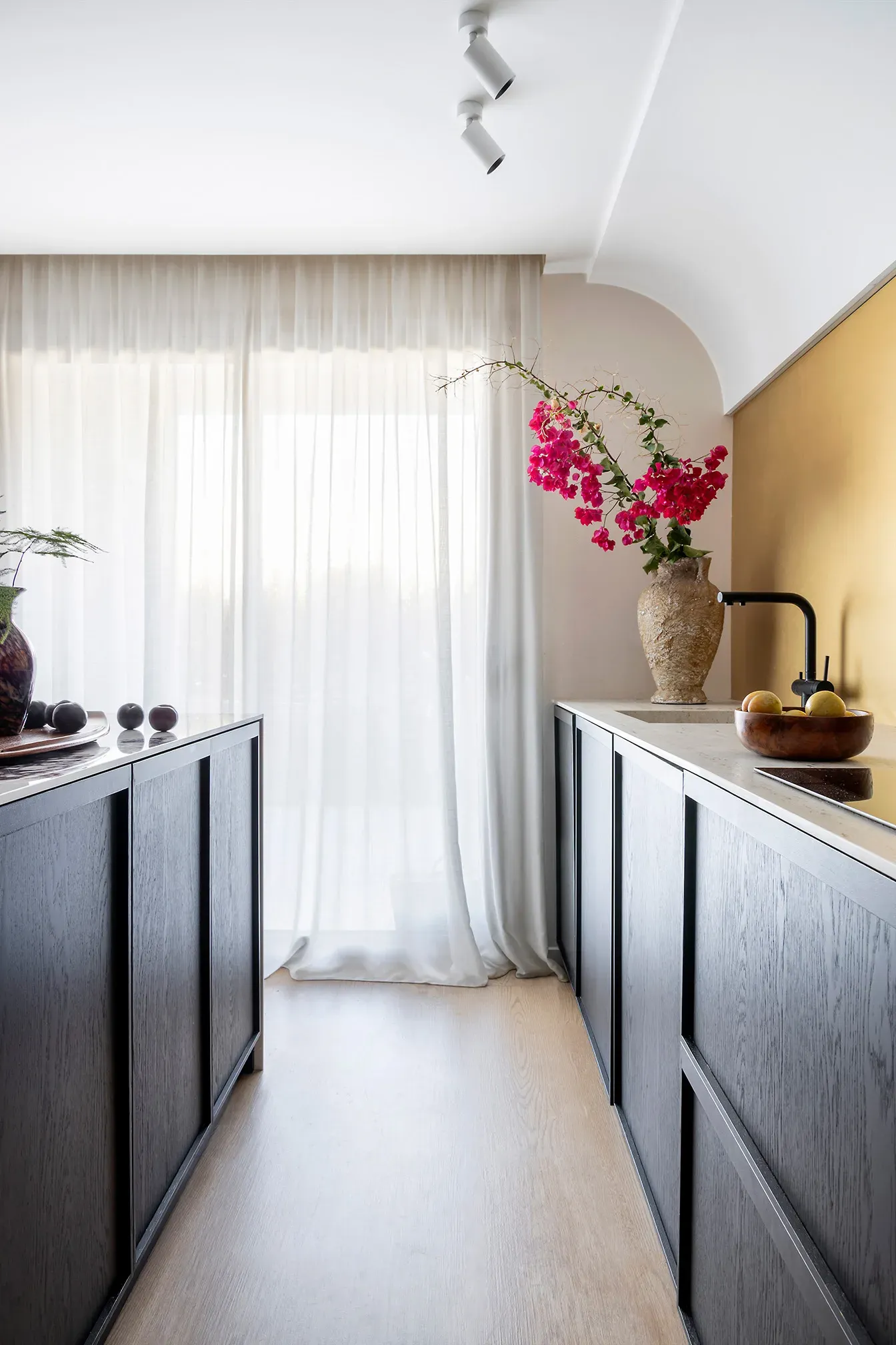 Módulos enfrentados de la cocina en roble wengue