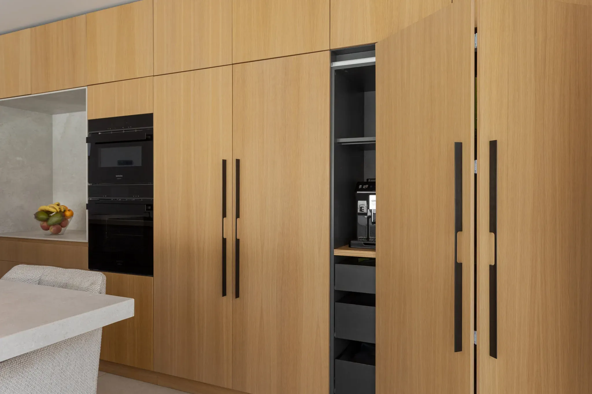 Puertas plegables de la cocina que revela una coffe corner