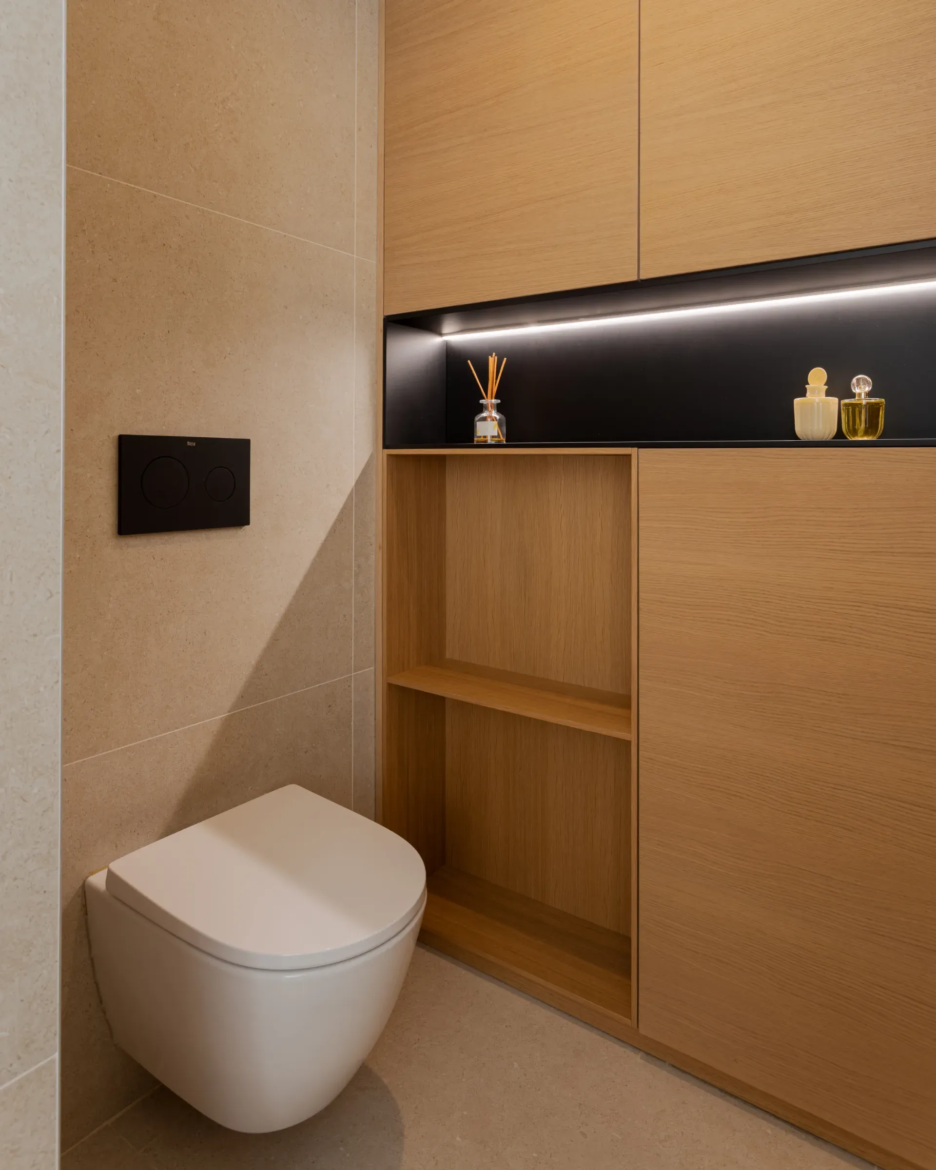 Mueble para baño en roble con decorativo en negro