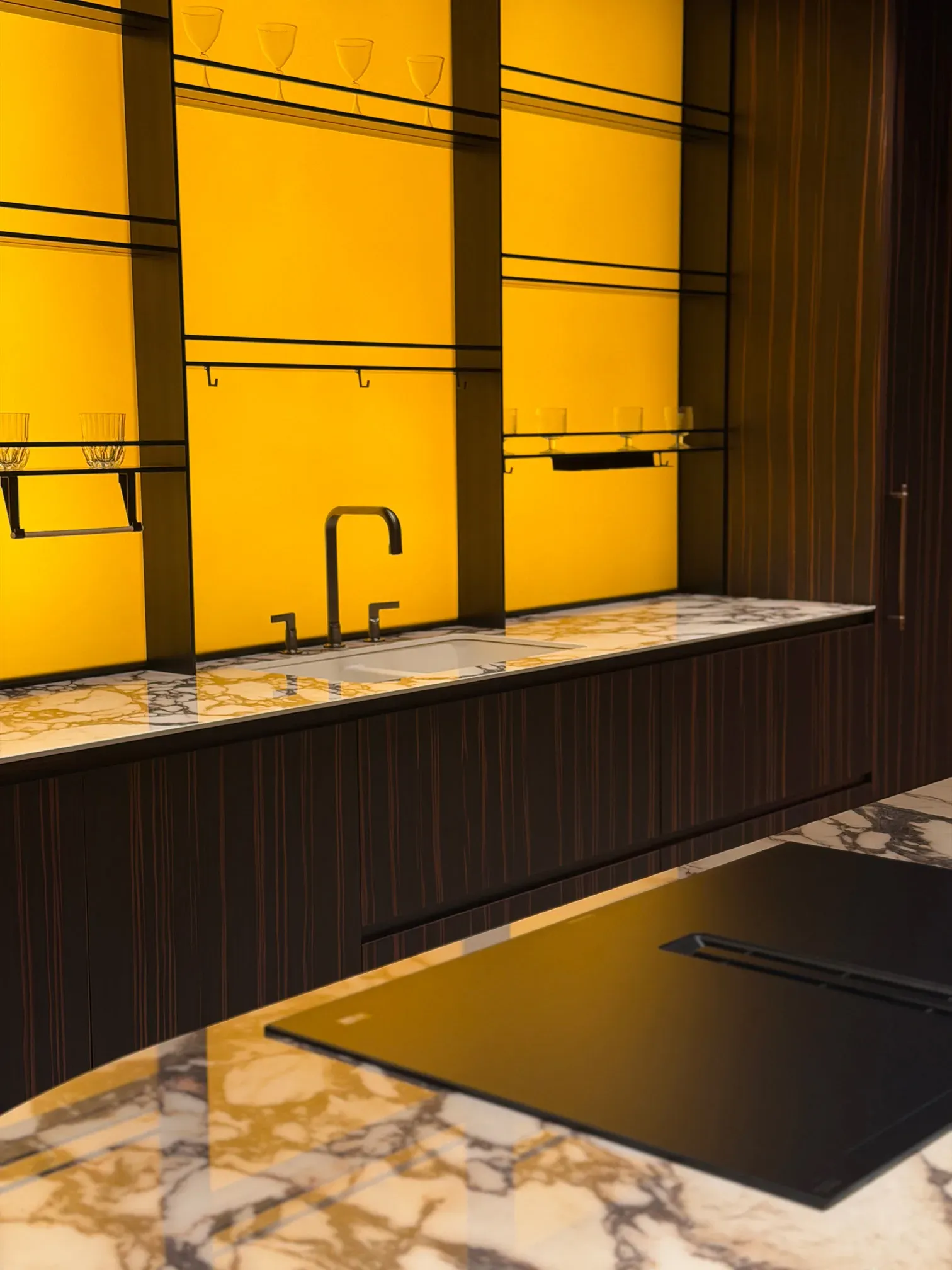 Cocina con frentes de chapa natural de ébano y panel dorado.