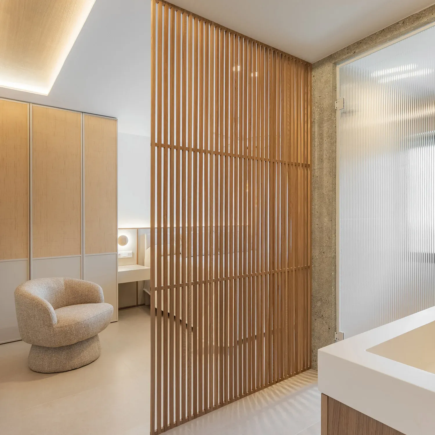 Celosía de palillería de madera maciza para separar estancias.
