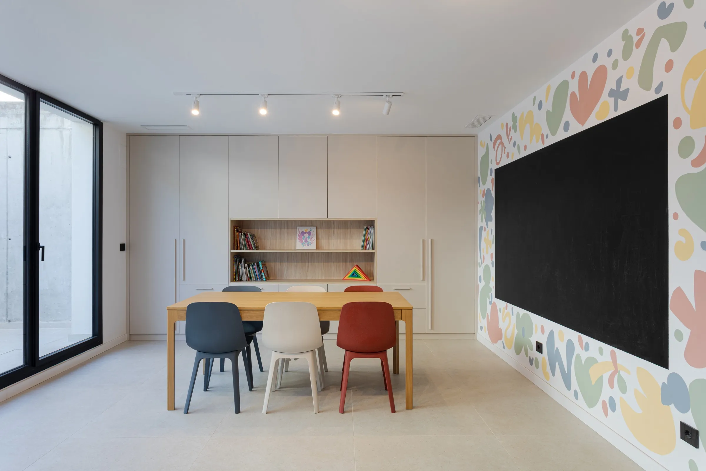 Armarios laminados en satín en la zona infantil de la villa