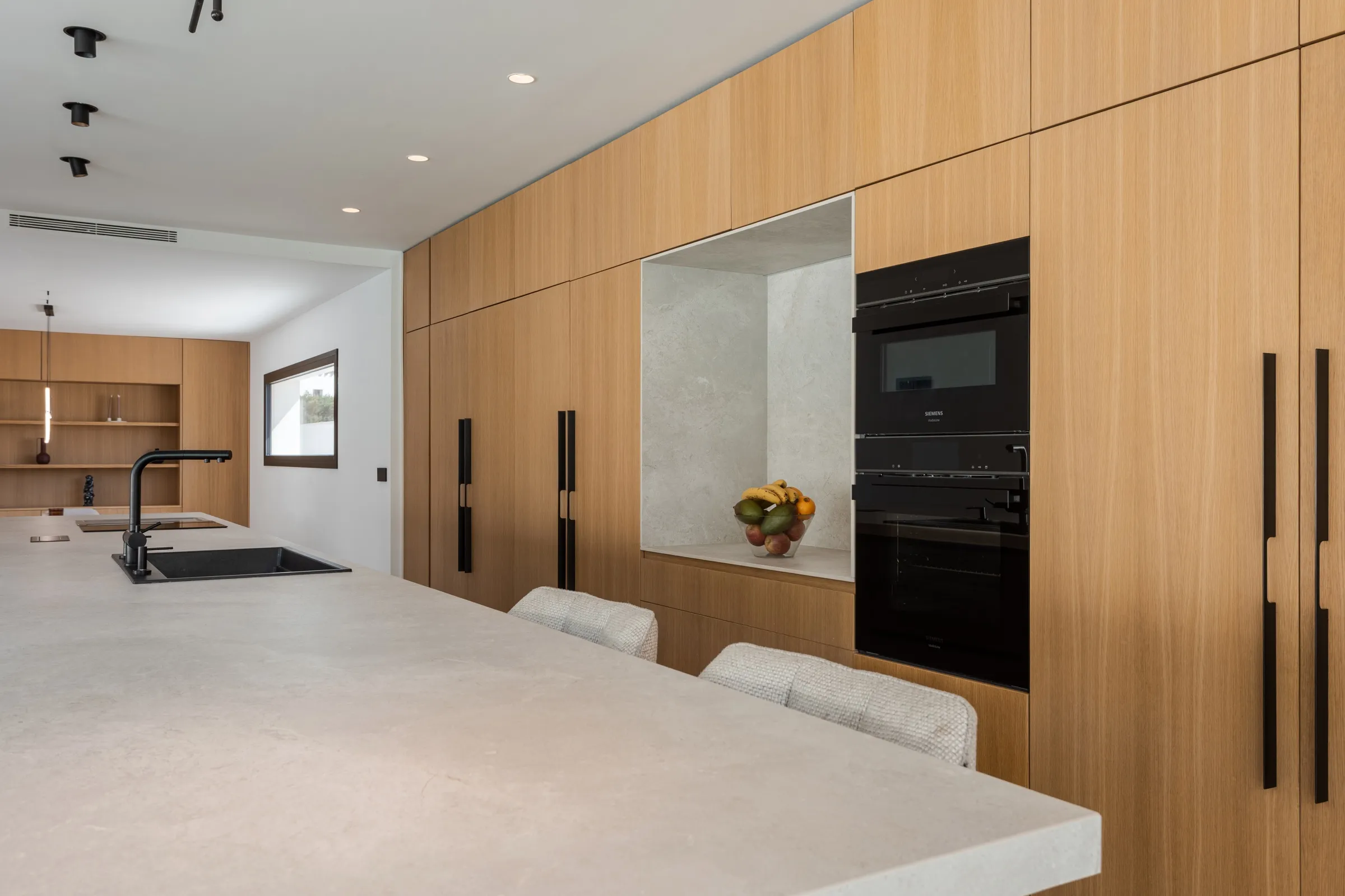 Cocina de roble con office y electrodomésticos integrados en Villa Cressman