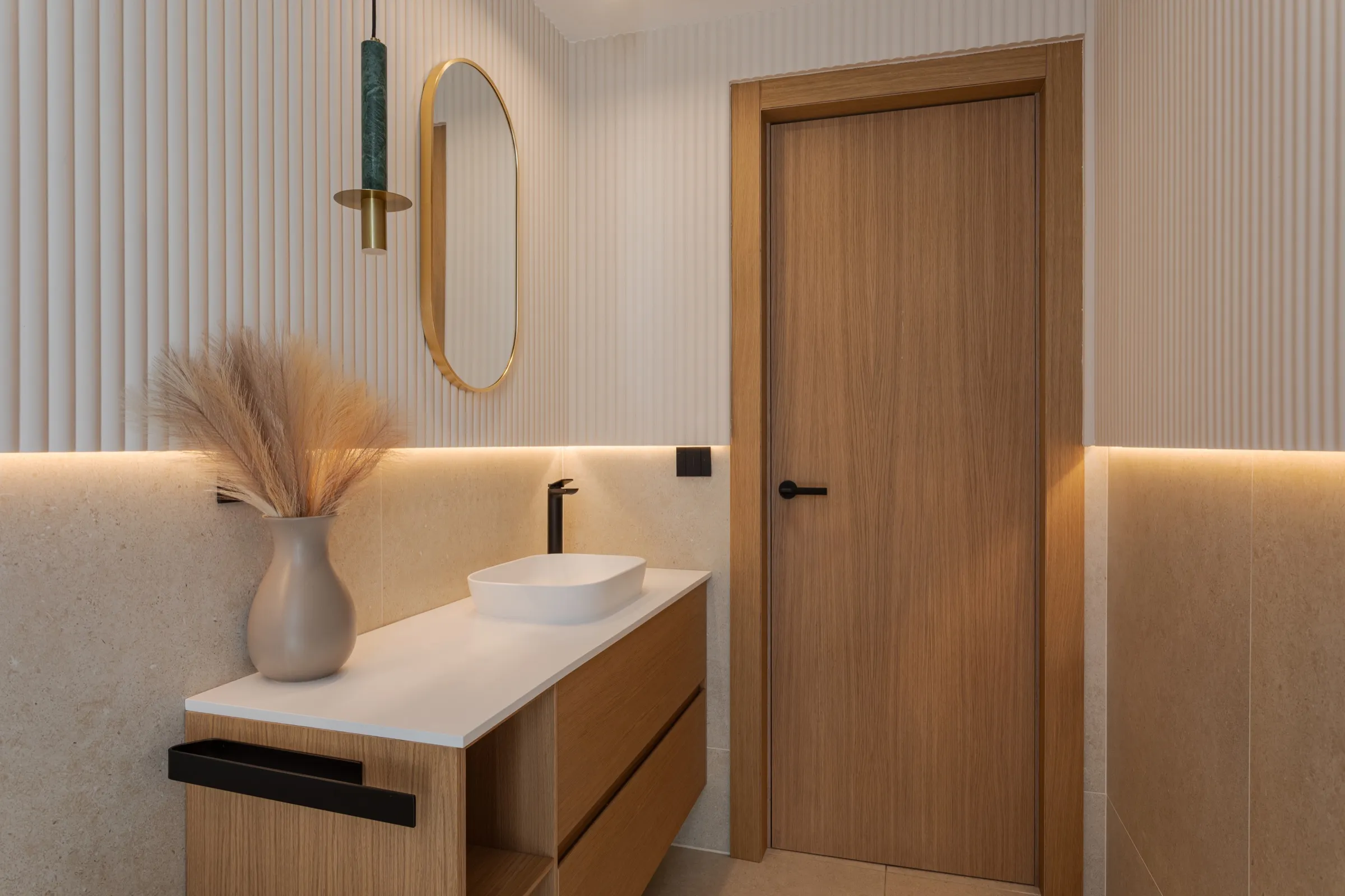 Mueble de baño suspendido de roble con lavabo blanco