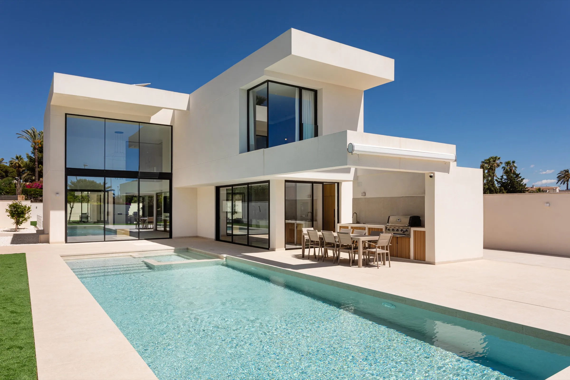 Exterior de Villa Cressman con piscina al atardecer