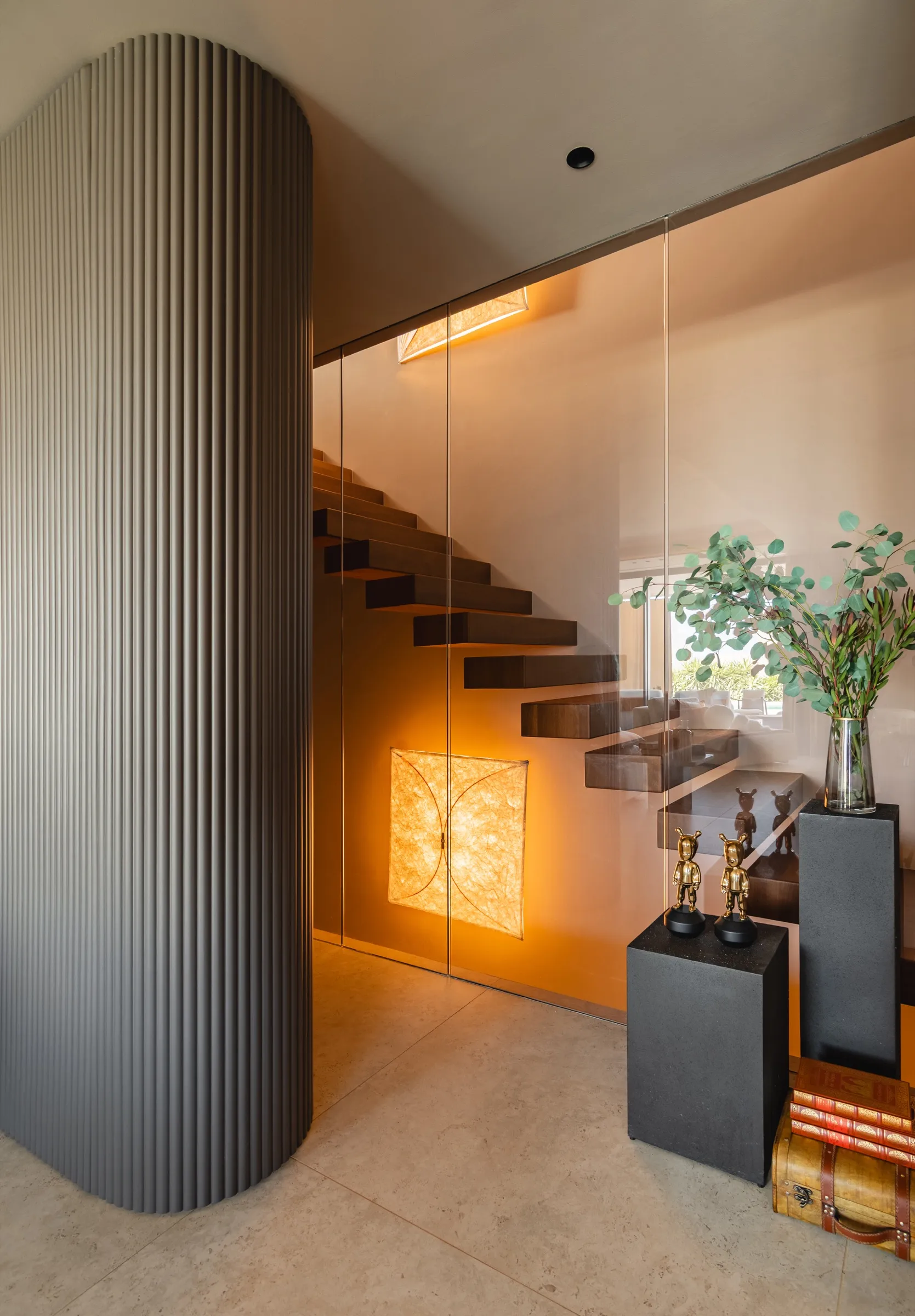 Panelado a medida: lamas verticales lacadas en blanco junto a tablero de madera natural, taller Verrochio