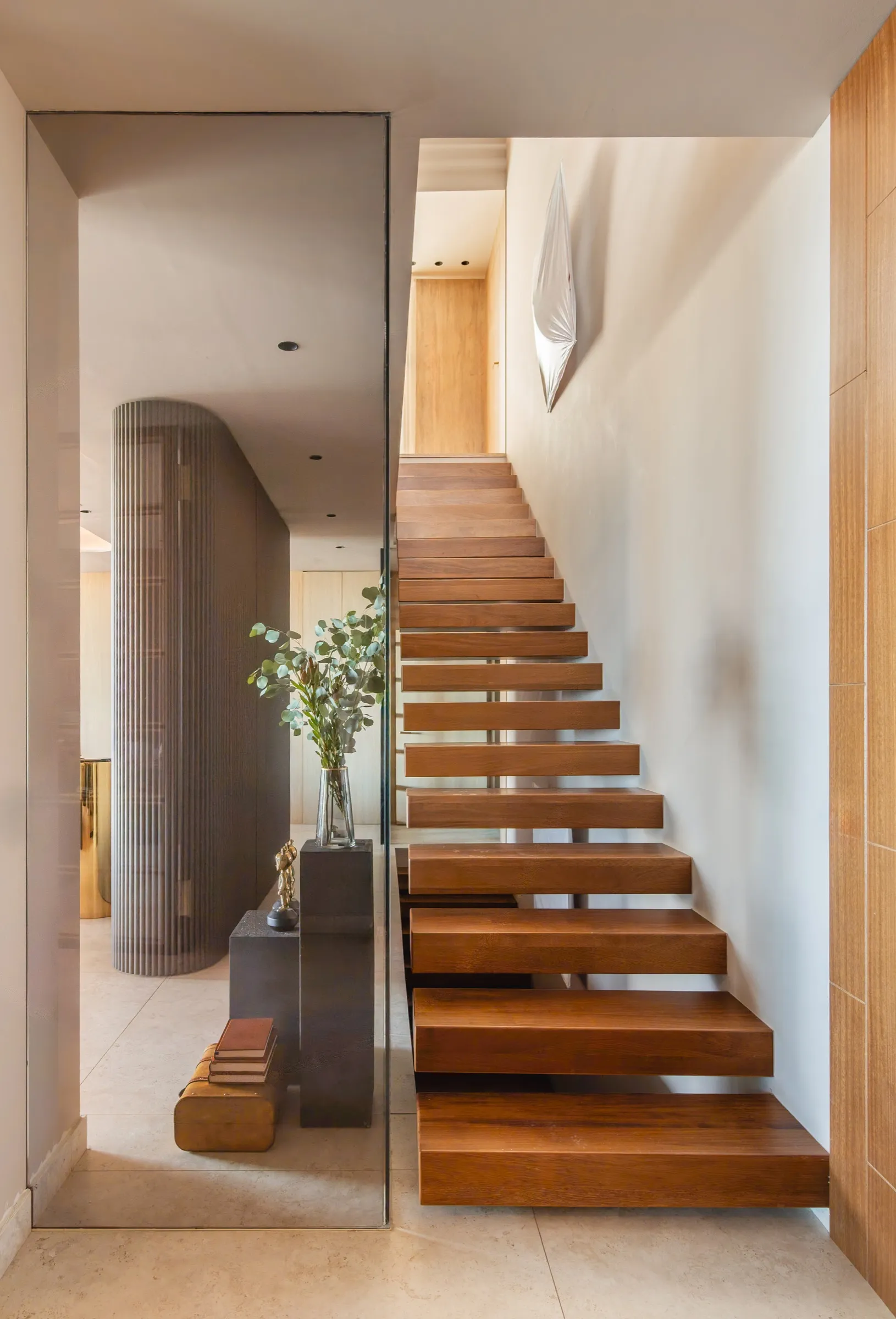 Escalera de peldaños flotantes de madera maciza