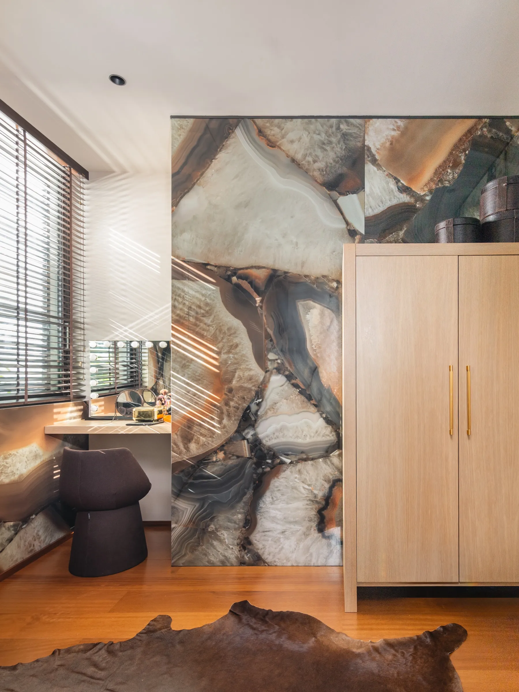 Armario de baño a medida junto a pared de ágata