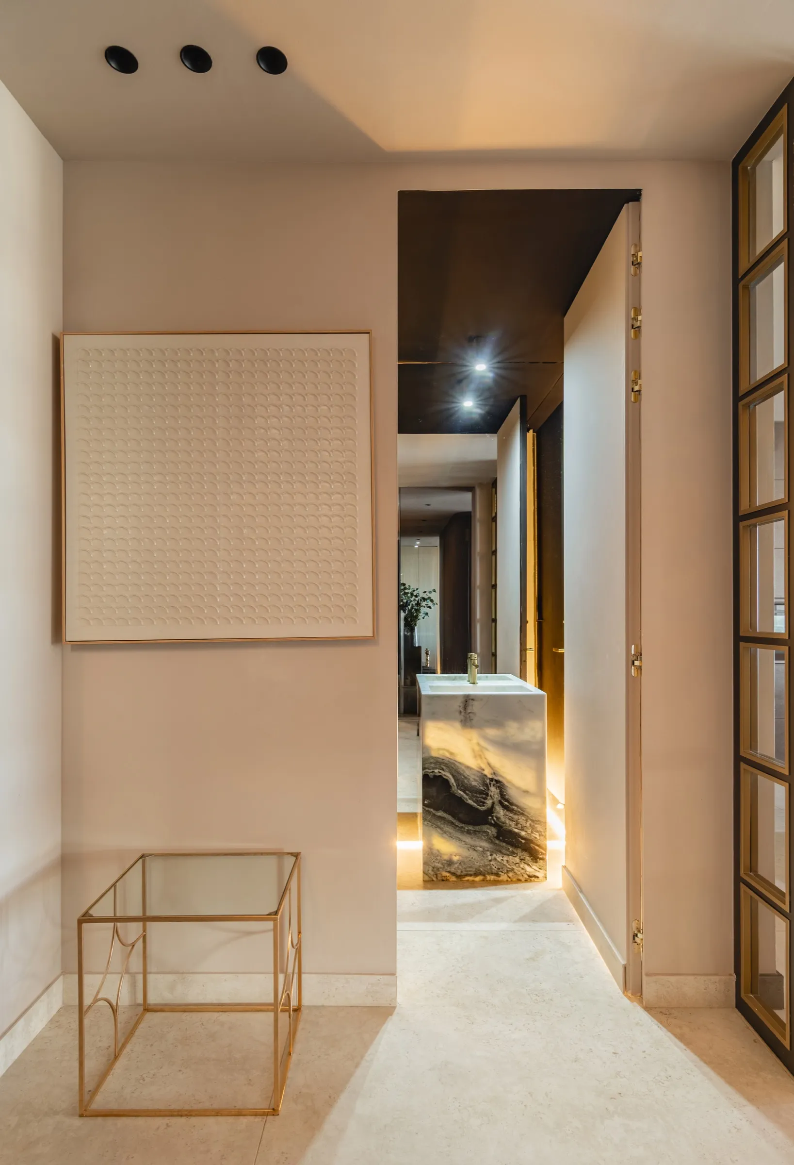 Pasillo del vestidor con espejo y luz cálida integrada